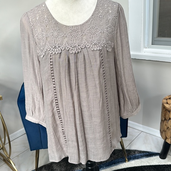 Beautiful top - Picture 3 of 4